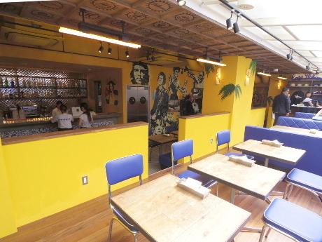 イエローメインの元気になれる店内