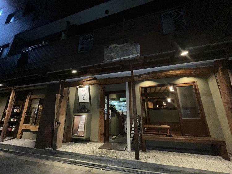 無垢板と古材を使ったおしゃれな店です！