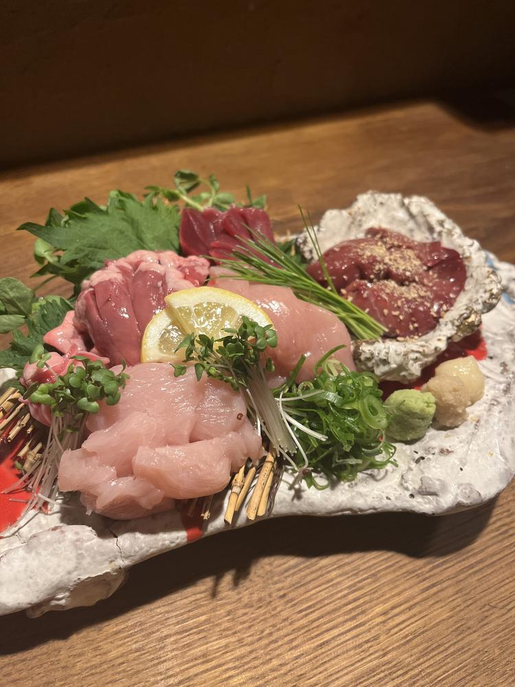 新鮮な鶏刺しも提供しています◎