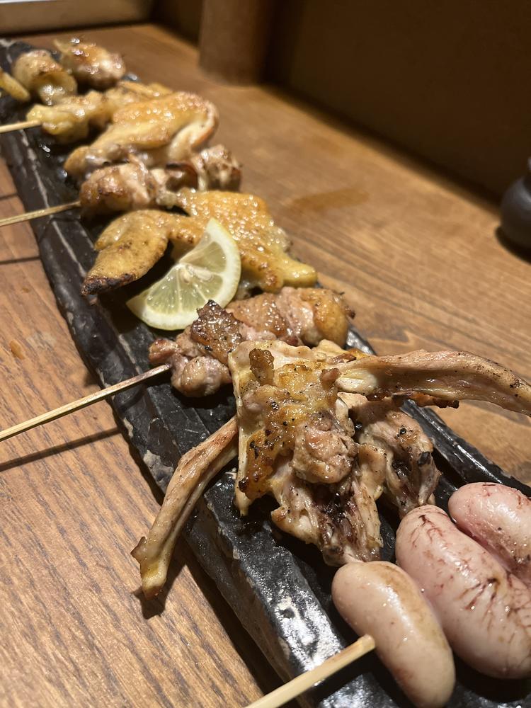 自慢の焼き鳥をベースに様々な料理を提供♪