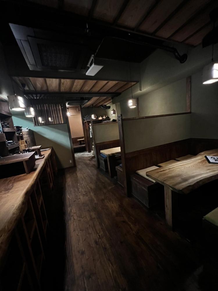 無垢板と古材を使った内装で落ち着いた店内