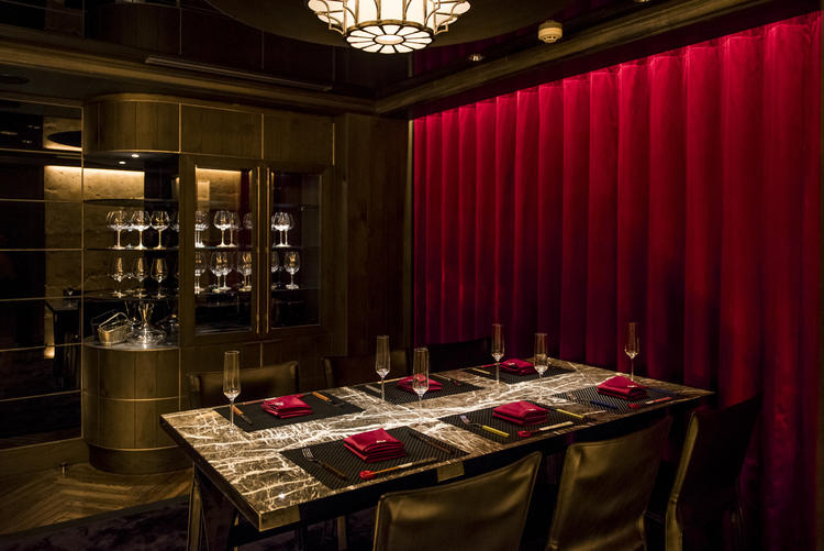 カウンター8席／個室6席