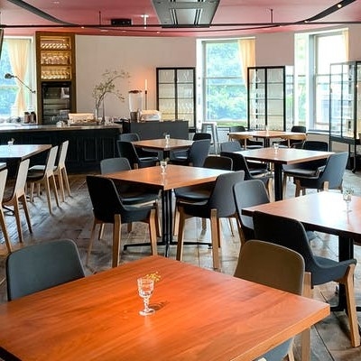 川沿いの自然光が気持ち良い店内