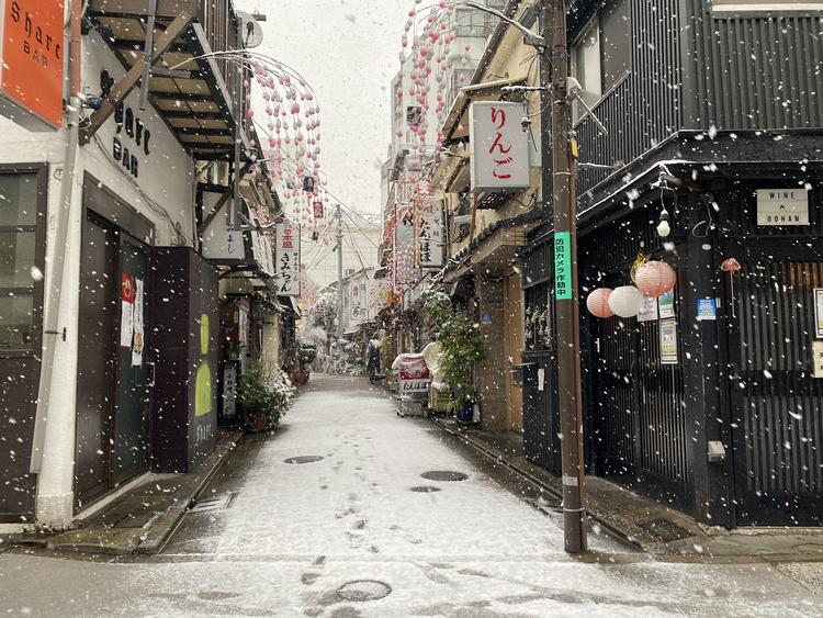 風情のある横丁の入口にあります◎