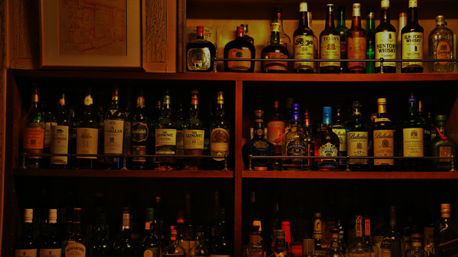 カウンター奥にはボトルがズラリ！