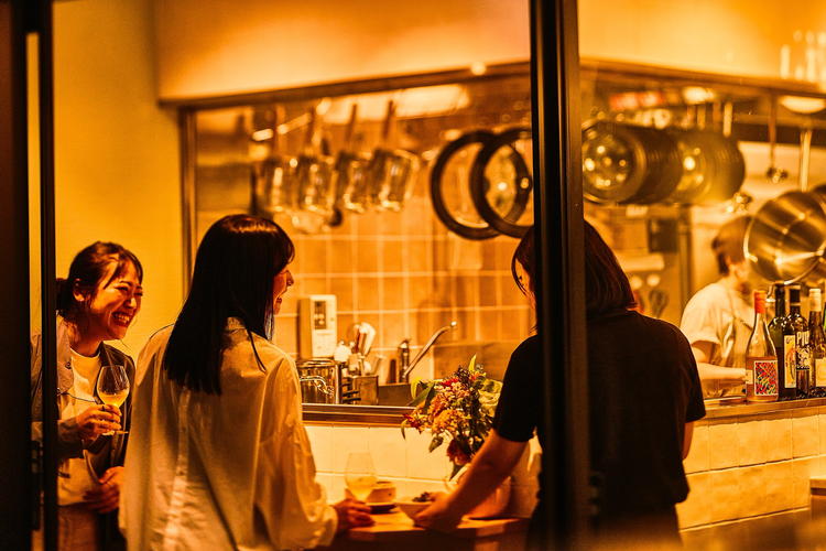 お客様との距離も近いカジュアルなお店