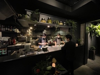 客席が見渡せるオープンキッチン