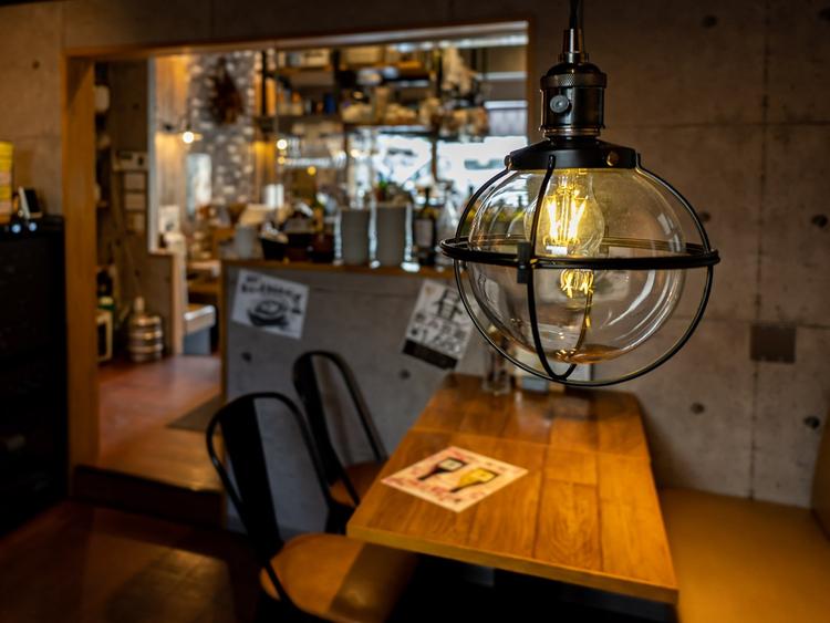 落ち着いた全22席の店内です。