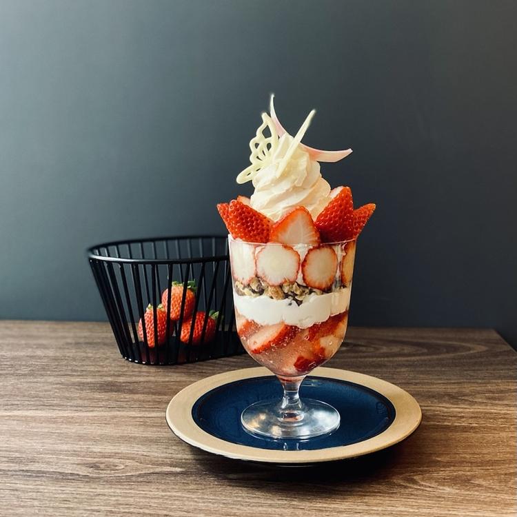 季節のフルーツパフェはSNSで話題