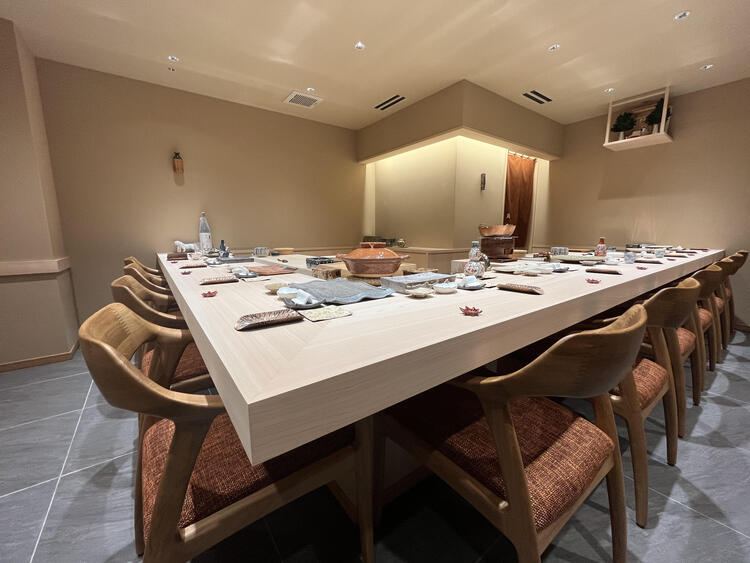 昼夜連日、満員御礼の人気店