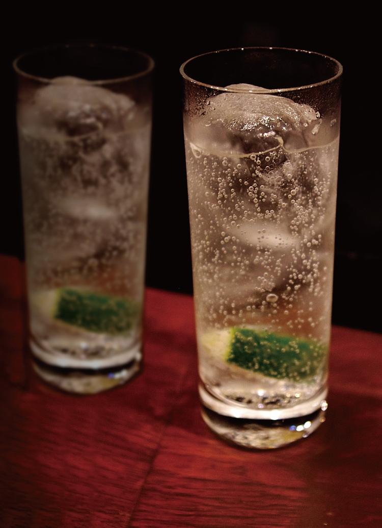 アルバイトの女性スタッフもカクテル作り。