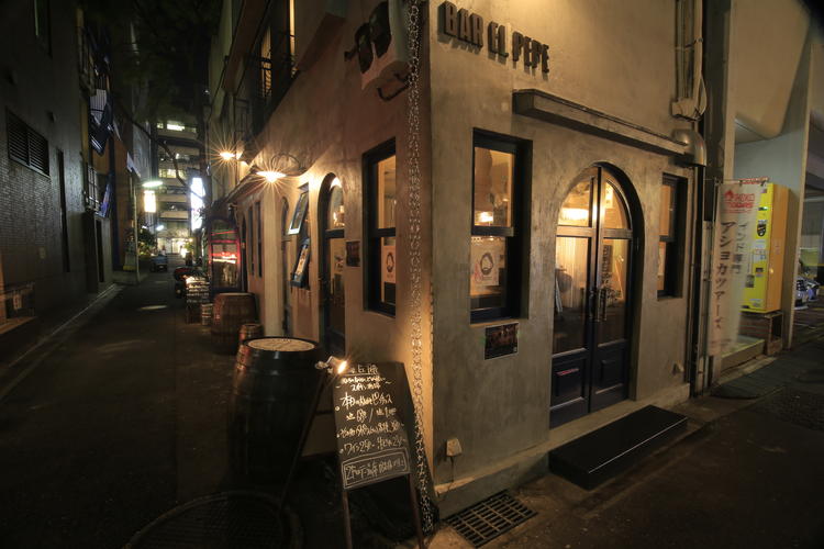 新橋の喧騒のはずれに佇む本場のバル