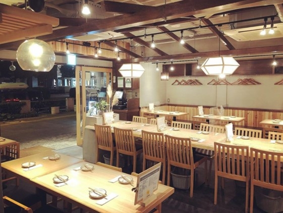 路面店で解放感溢れる店内