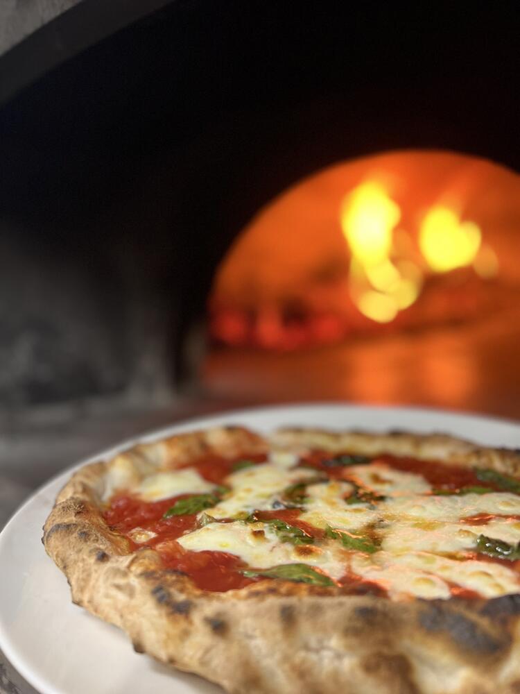 本格薪窯ピザが人気のお店です◎