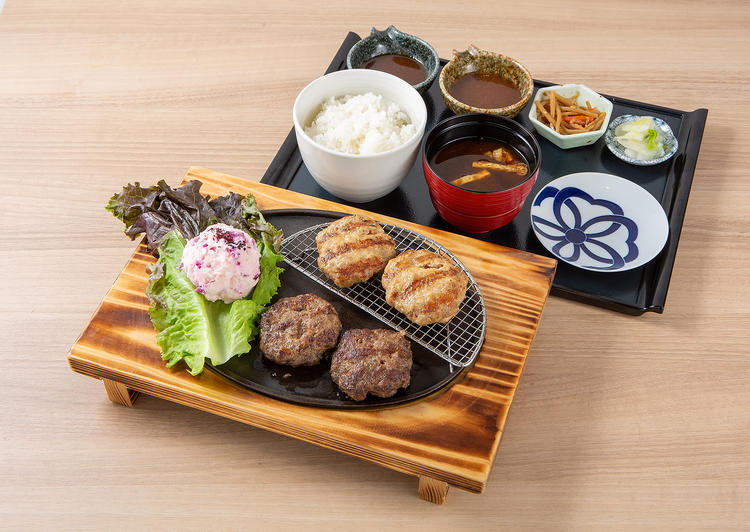 今までにない炭火焼ハンバーグ定食