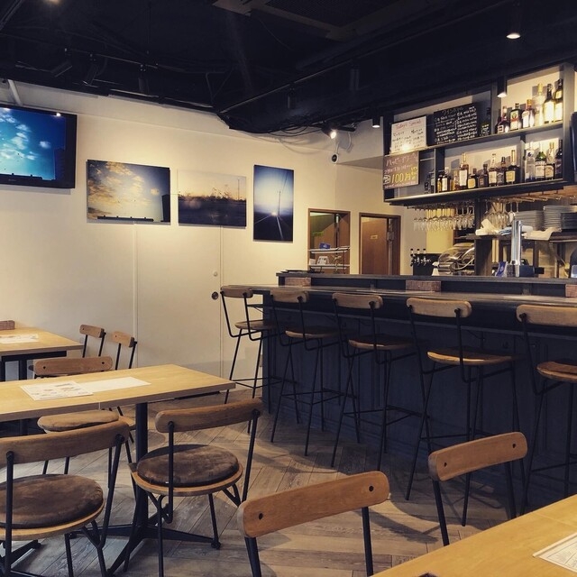 落ち着いた店内でカジュアルフレンチを提供