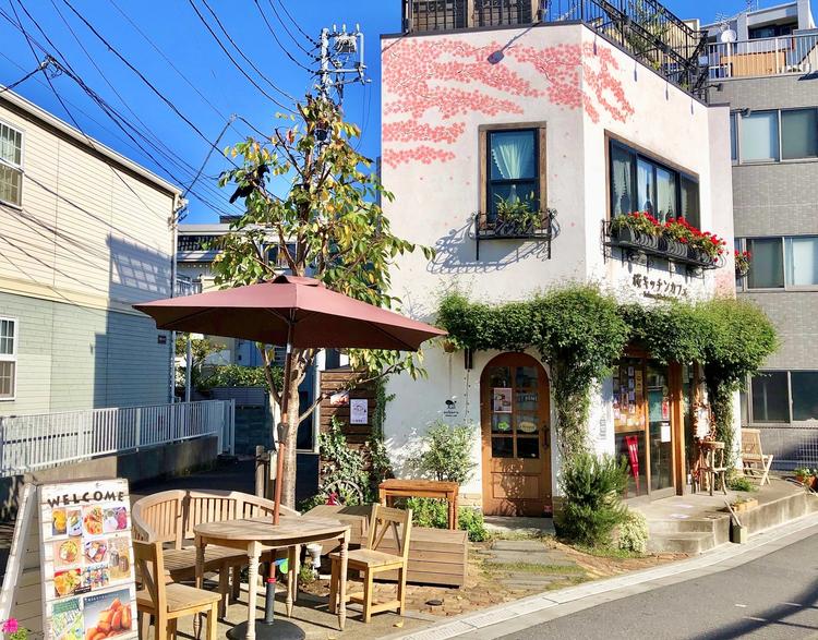 庭とテラスの付いたオシャレな一軒家カフェ