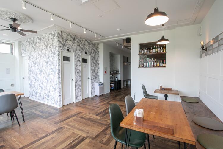 オシャレで明るい店内