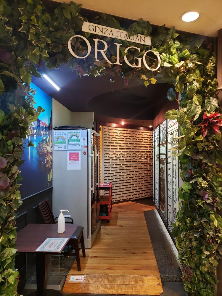 エントランスには大きなワインセラー。