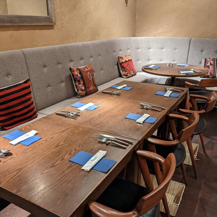 ソファー席で落ち着いてお食事を楽しめます