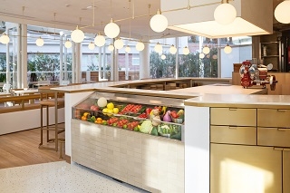 1Fはテラス席もあるカジュアルダイニング