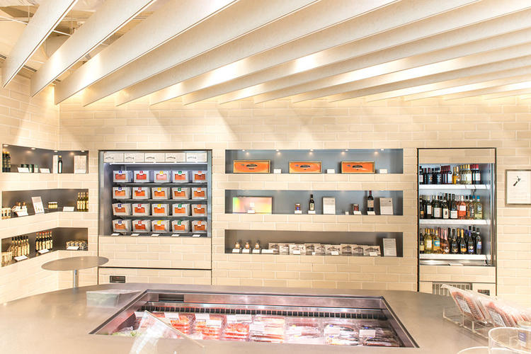 店内加工したスモークサーモンや切身♪