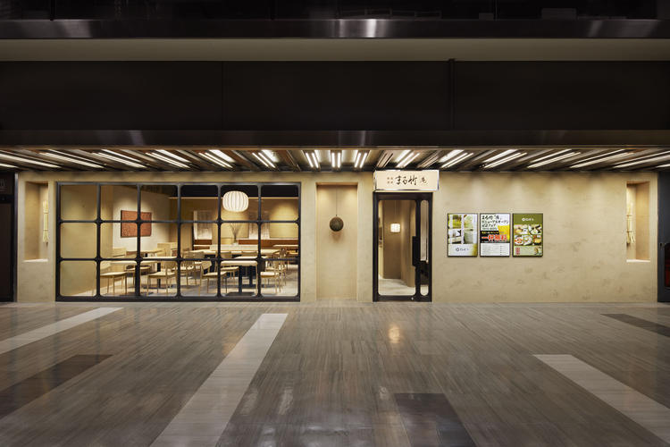 ビルの地下1階の真ん中辺りにあります