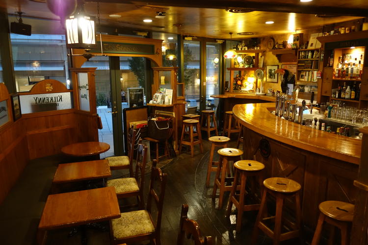 木材を多用した温かみのある店内