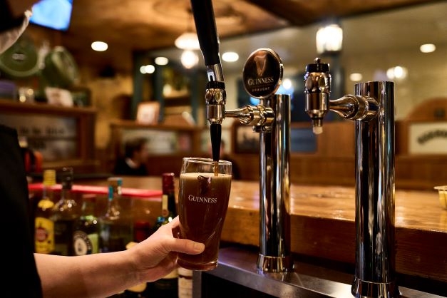 丁寧に注がれるドラフトビール