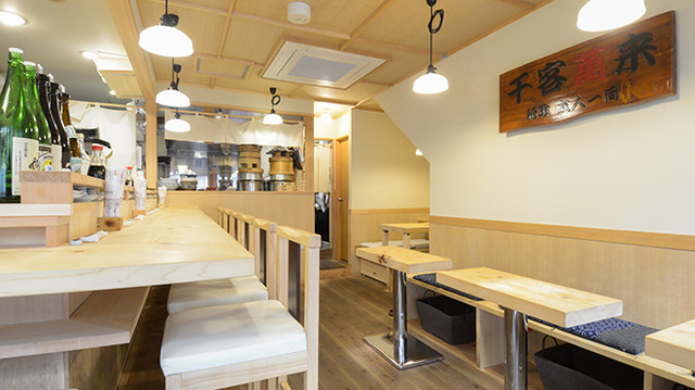 木の温もりを感じる明るく清潔感ある空間