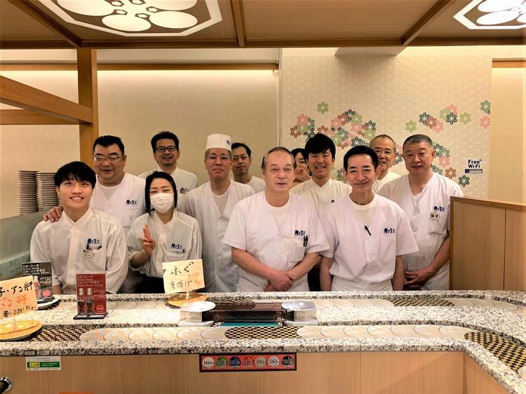 スタッフは老若男女、わきあいあい！