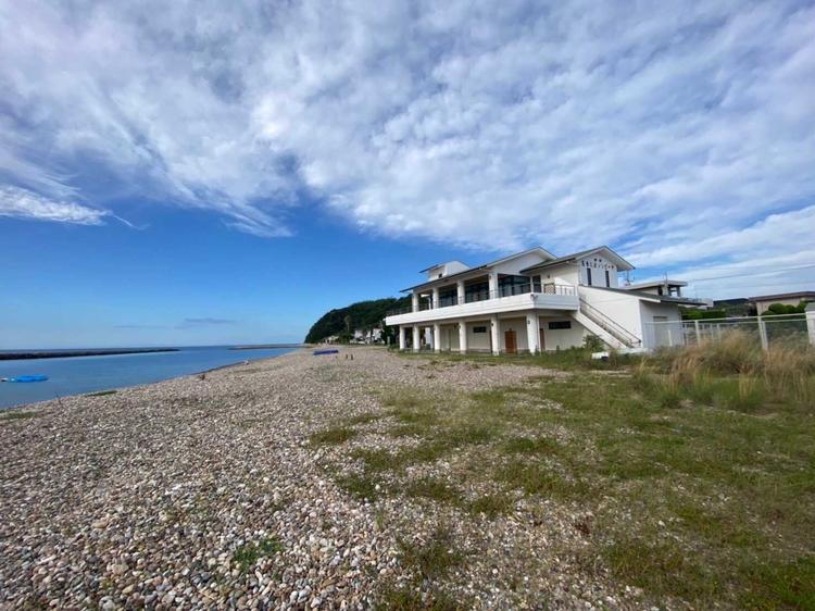 ビーチの中に建つ元公共の海の家