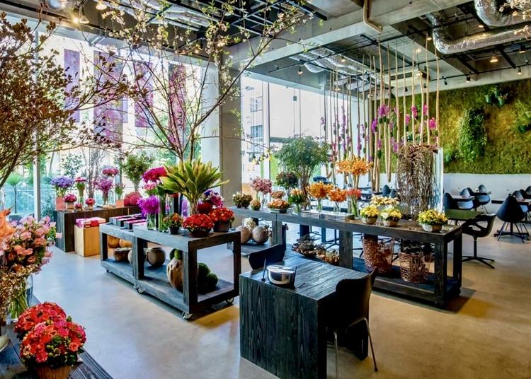 フラワーショップ併設。花があふれる店内