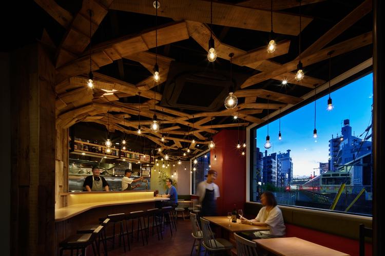 大きな窓のある開放感あふれる店内