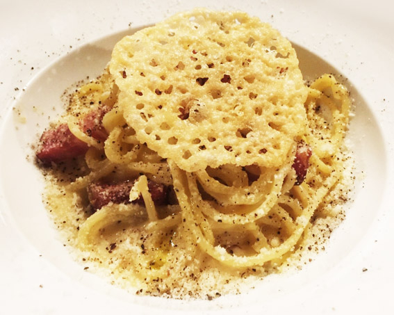 ランチタイムは生パスタを中心に