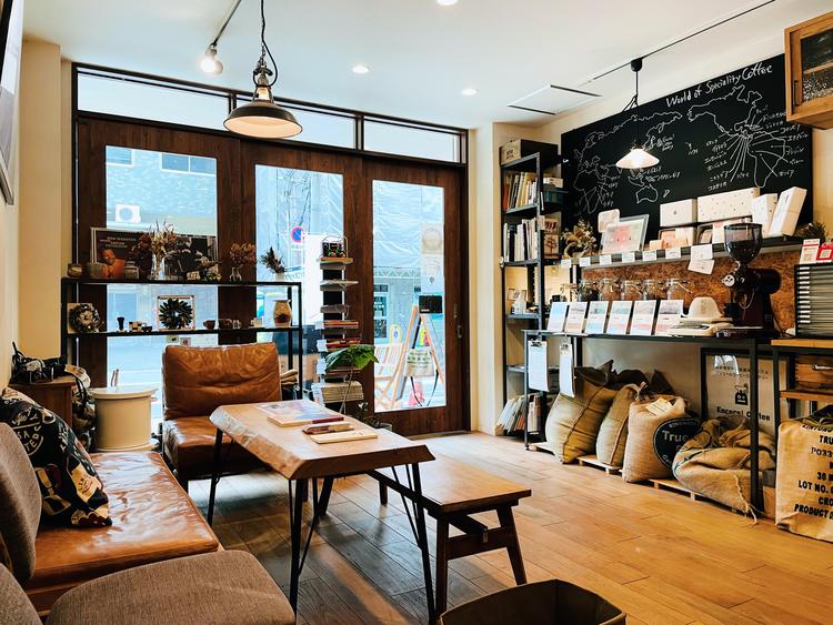 コーヒーの香りと木の温もりを感じる店内