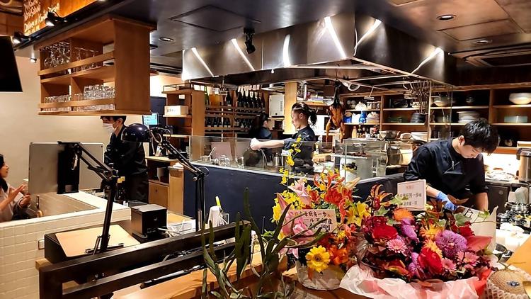 カウンターテーブルに囲まれるキッチン！