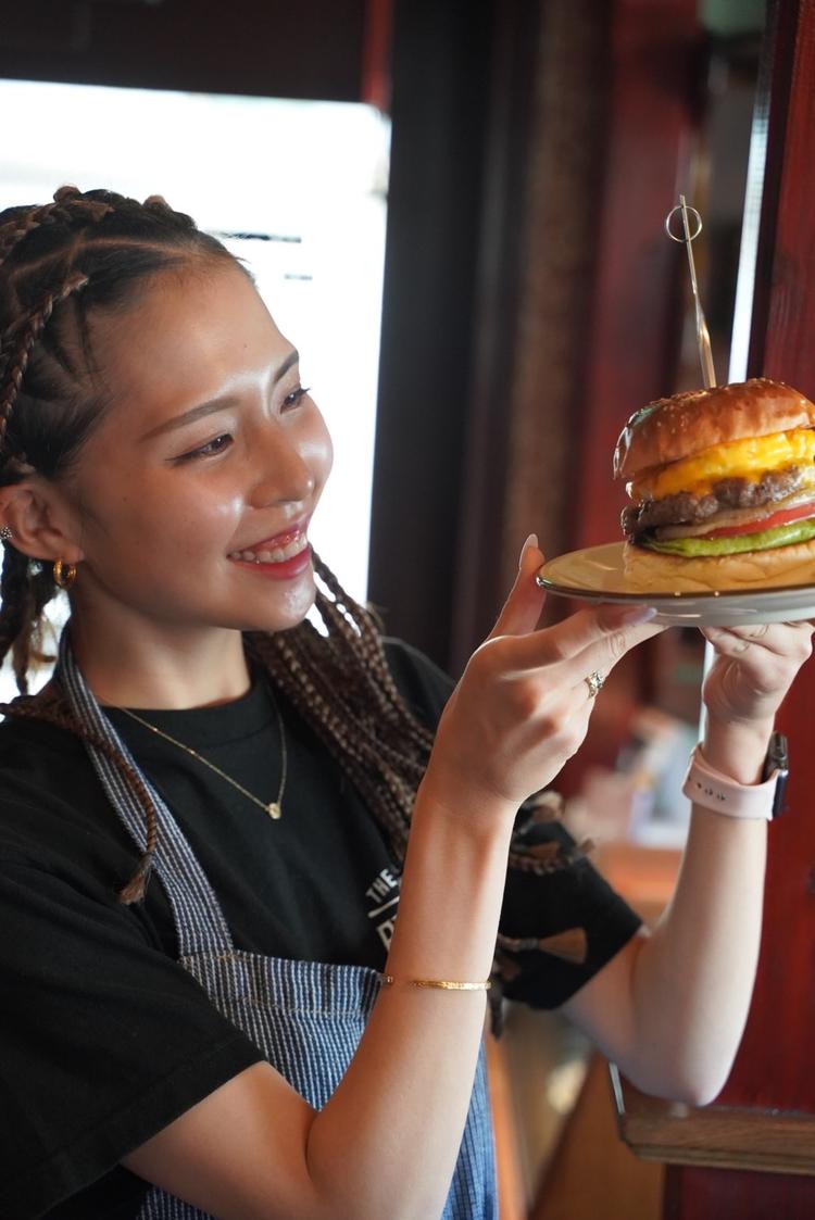 スタッフ達も和気あいあいと働いてます。