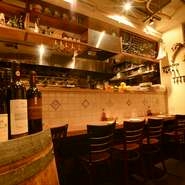 カウンター席にはおひとり様も