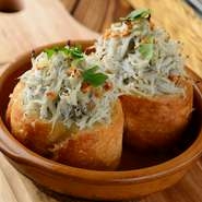 しらすのガーリックトーストはしらすが山盛