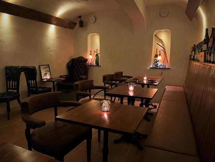 ワインカーブのようなリラックスした店内。