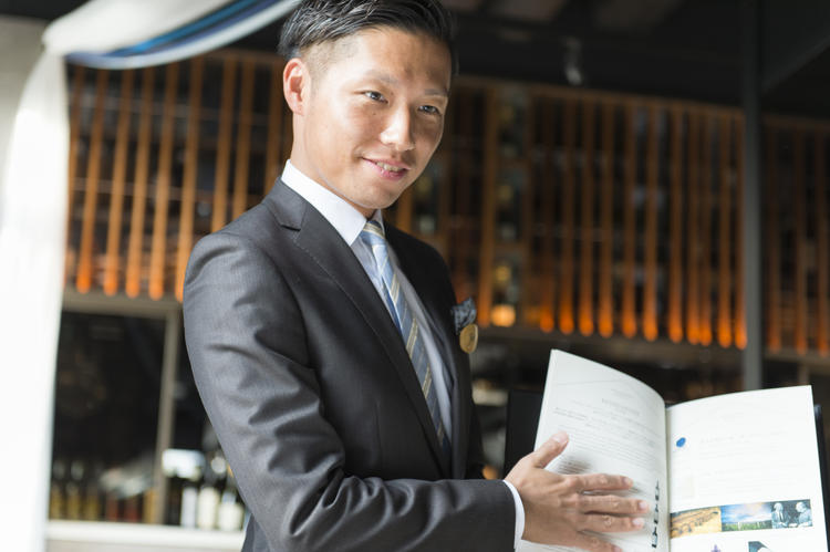 ワインやバーの知識が学べ、ソムリエにも！