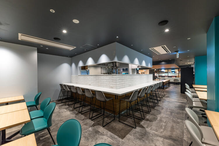 エメラルドグリーンを基調とした店内