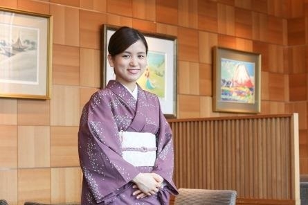 フロアスタッフは和服を着て接客◎