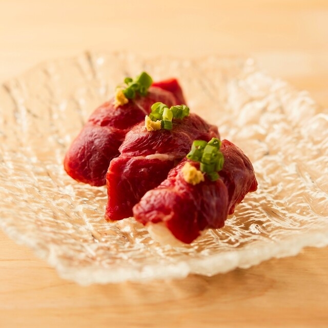 青森産の新鮮な馬肉は当店の自慢の逸品。