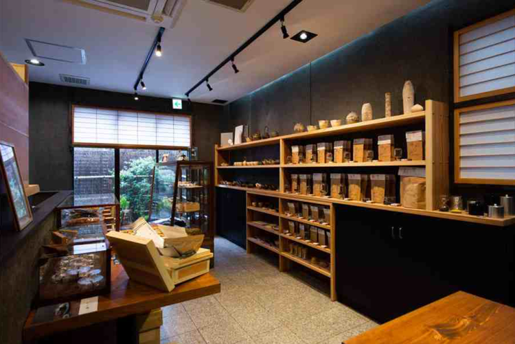 思わずスタッフも時間を忘れる物販エリア