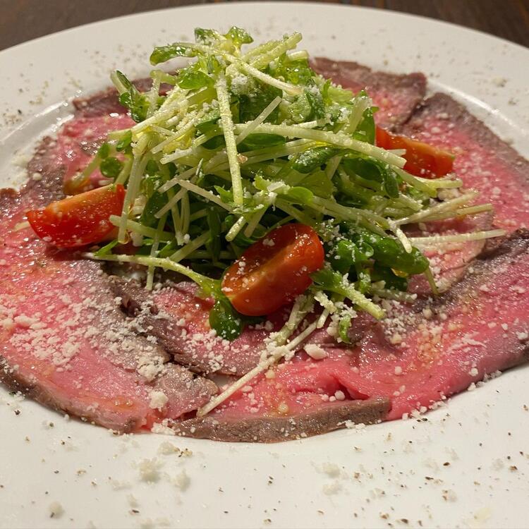 肉料理を軸に多彩なメニューを展開