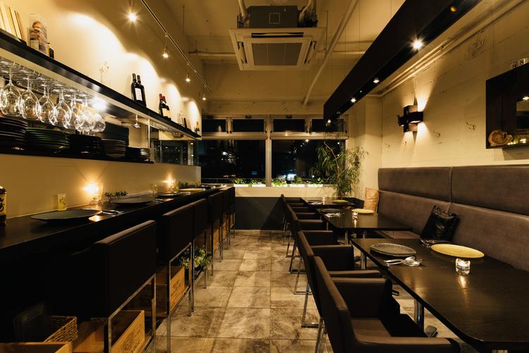 白とブラウンを基調とした落ち着いた店内