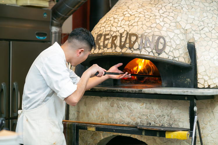 店内にあるナポリピッツァの薪窯