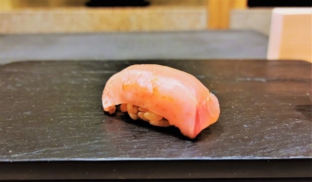 寿司の銘店で磨かれた技が光る握り